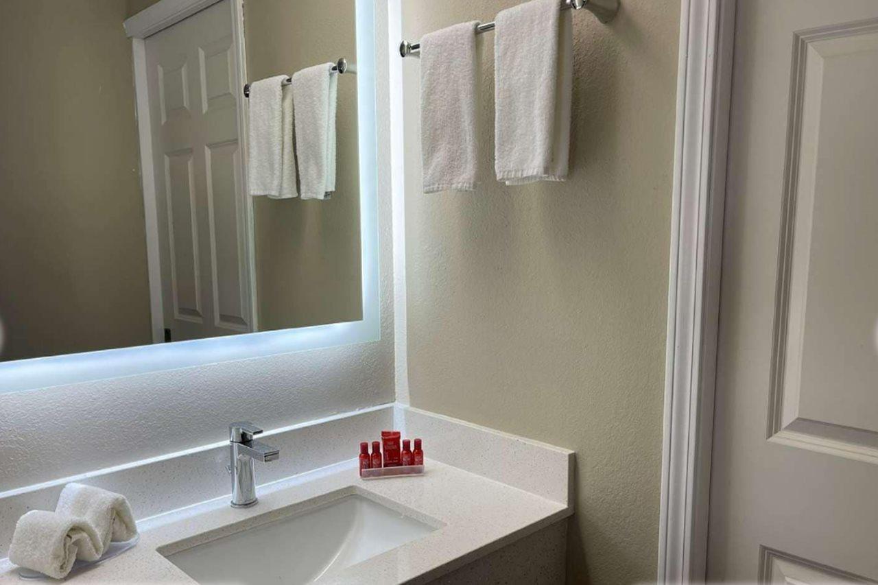 Econo Lodge Inn & Suites Peoria Illinois ภายนอก รูปภาพ
