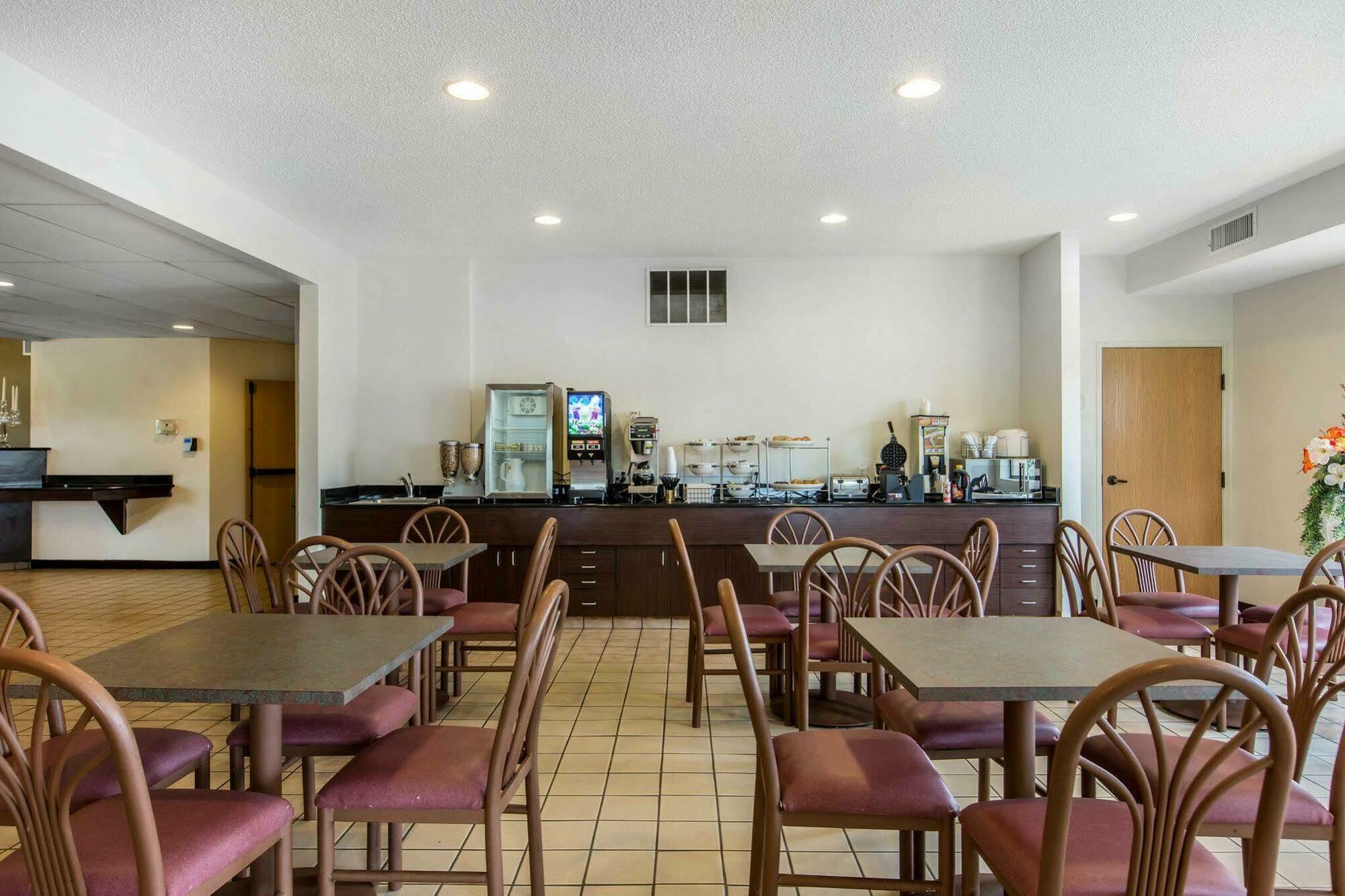 Econo Lodge Inn & Suites Peoria Illinois ภายนอก รูปภาพ